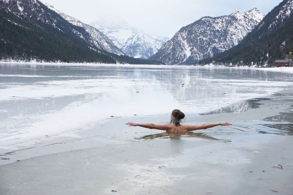 Eisbaden TVBNaturparkregionReutte 2022 04