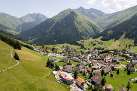 Ein Pärchen genießt die entspannende Wirkung der Feuersauna in der Alpentherme.
