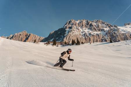 Zwei Menschen auf SUPs paddeln auf einem See. 